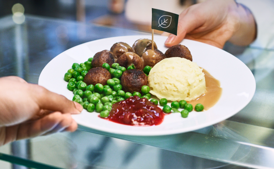 Plato de albóndigas, puré, guisantes y salsa.