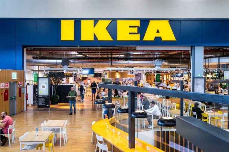 Interior de tienda IKEA con visitantes.