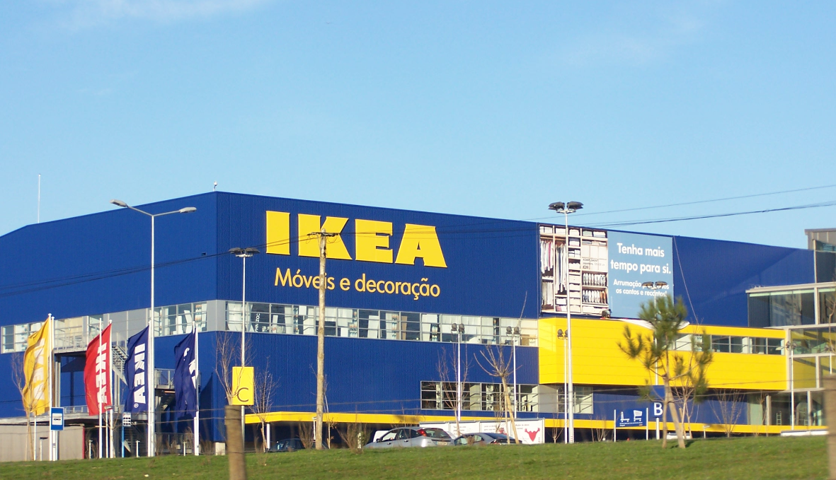 Tienda IKEA con letreros azul y amarillo.