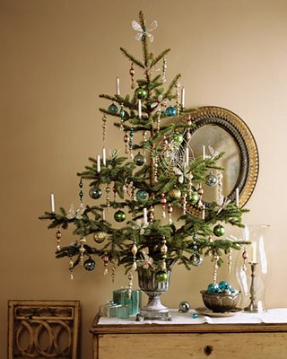 Árbol de Navidad decorado en interior elegante.