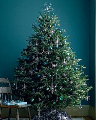 Árbol de Navidad decorado con adornos azules y plateados.