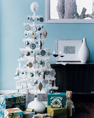 Árbol de Navidad blanco decorado en sala elegante.