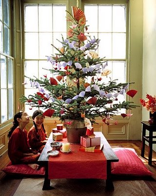 Pareja disfrutando Navidad junto a árbol decorado en salón.