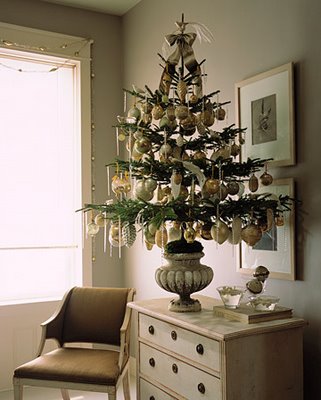 Árbol navideño decorativo en elegante urna interior.